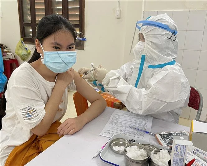 Tiêm vaccine phòng COVID-19 cho trẻ trong độ tuổi từ 12-17 tại Trung tâm y tế thành phố Đông Hà. Ảnh: Thanh Thủy-TTXVN 