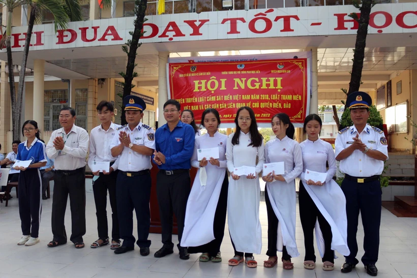 Tuyên truyền, phổ biến giáo dục pháp luật và chủ quyền biển, đảo cho đội ngũ giáo viên, học sinh ở huyện Năm Căn, Cà Mau
