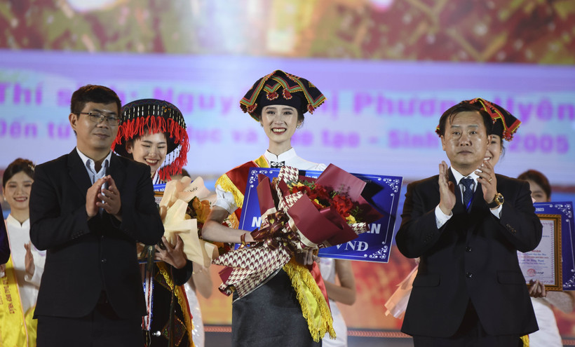 Nguyễn Thị Phương Uyên đăng quang Người đẹp Hoa Ban 2023