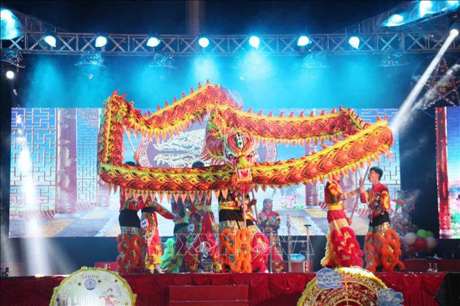 Tiết mục múa rồng tại Đêm hội trăng rằm. Ảnh: Hoài Thu – TTXVN.