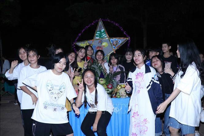 Học sinh Trường Phổ thông Dân tộc nội trú tỉnh Sơn La vui “Đêm hội trăng rằm”. Ảnh: Quang Quyết-TTXVN 