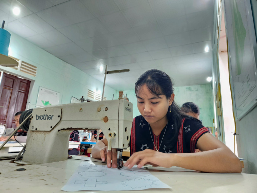 Lớp học nghề may cho đồng bào dân tộc thiểu số tại huyện miền núi Nam Đông, tỉnh Thừa Thiên - Huế. Ảnh: Mai Trang - TTXVN