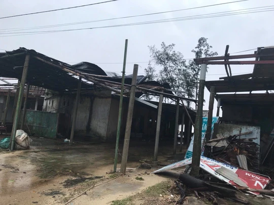 Bão số 13: Quảng Trị có 6 người bị thương khi chằng chống nhà cửa, gần 100 nhà bị tốc mái