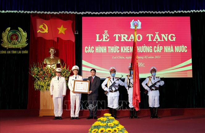 Thừa ủy quyền của Chủ tịch nước, đồng chí Lê Văn Lương, Phó Bí thư Tỉnh ủy Lai Châu trao Huân chương bảo vệ tổ Quốc hạng Ba cho Đội an ninh công an huyện Mường Tè vì đã có thành tích xuất sắc trong phong trào thi đua giai đoạn 2015-2019. Ảnh: Quý Trung - 