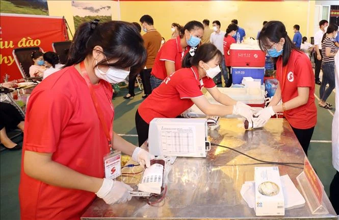 Lực lượng y tế thu nhận 361 đơn vị máu hiến tình nguyện tại huyện Cao Lộc ngày 19/9. Ảnh: Anh Tuấn – TTXVN