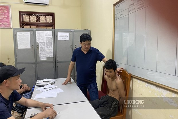 Đối tượng Lò Văn Chung (cởi trần) tại cơ quan công an huyện Mường La (Sơn La). Nguồn: laodong.vn