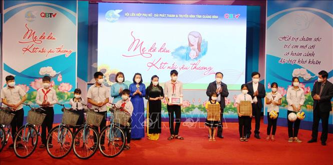 Trẻ nhỏ có hoàn cảnh đặc biệt khó khăn, trẻ mồ côi được nhận các phần quà ý nghĩa do đại diện lãnh đạo tỉnh Quảng Bình trao tặng tại chương trình. Ảnh: Võ Dung - TTXVN