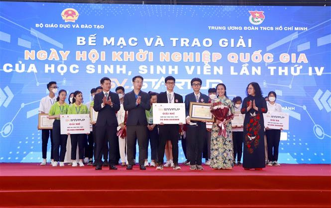 Đội Sở Giáo dục và Đào tạo Hà Nội đạt giải Nhì cuộc thi “Học sinh, sinh viên với ý tưởng khởi nghiệp” khối Học sinh. Ảnh: Hoàng Hùng -TTXVN 