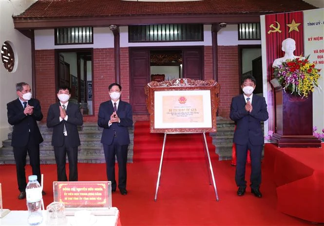 Lãnh đạo Bộ Văn hóa, Thể thao và Du lịch trao Bằng xếp hạng di tích quốc gia Địa điểm lưu niệm đồng chí Lê Văn Lương. Ảnh: Mai Ngoan - TTXVN 
