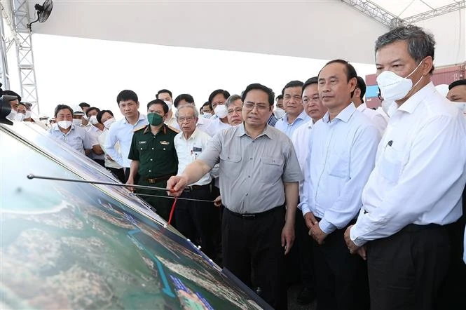 Thủ tướng Phạm Minh Chính khảo sát Khu cảng biển Chu Lai. Ảnh: Dương Giang-TTXVN 