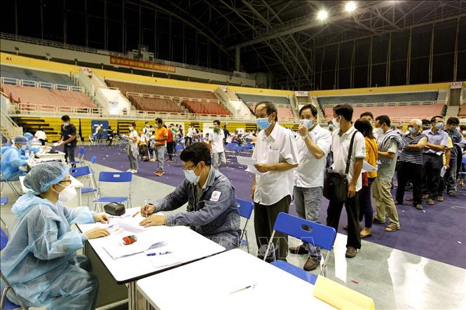 Người lao động xếp hàng chờ thực hiện các thủ tục khai báo y tế trước khi tiêm vaccine phòng COVID-19 tại Nhà thi đấu Phú Thọ. Ảnh: Thanh Vũ - TTXVN