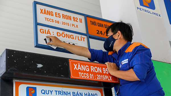 Giá xăng, dầu tăng hơn 700 đồng/lít