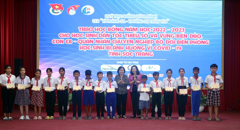 Trao học bổng Vừ A Dính cho học sinh dân tộc thiểu số ở Sóc Trăng