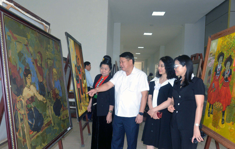 Các đại biểu tham quan gian trưng bày một số tác phẩm nghệ thuật nổi bật của tỉnh Sơn La. Ảnh: Quang Quyết – TTXVN