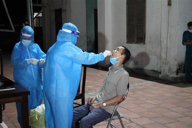 Lực lượng y bác sỹ xuyên đêm lấy mẫu xét nghiệm đối với các trường hợp là F1 ở huyện Diễn Châu, Nghệ An. Ảnh: Văn Tý-TTXVN 