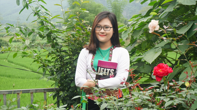 Cô giáo Hà Ánh Phượng (dân tộc Mường, Giáo viên tiếng Anh trường THPT Hương Cần, Thanh Sơn, Phú Thọ), Đại biểu Quốc hội khóa XV và từng đạt giải thưởng Top 10 giáo viên xuất sắc nhất toàn cầu. Ảnh: baodantoc.vn 