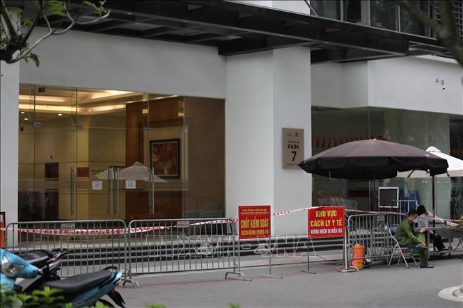 Lực lượng chức năng vẫn đang phong toả tạm thời toà Park 7, khu đô thị Times City để truy vết người liên quan ca dương tính SARS-CoV-2. Ảnh: Thanh Tùng - TTXVN