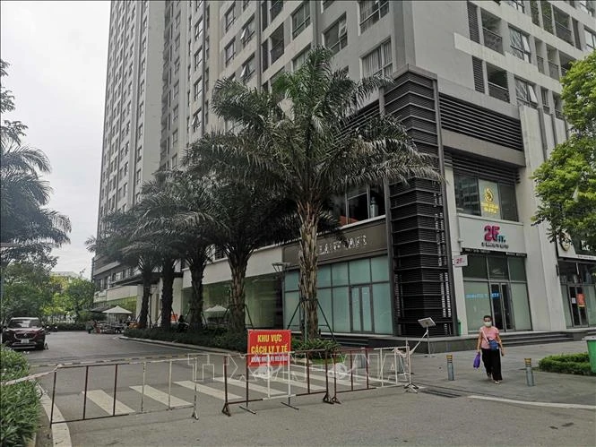 Tòa nhà Park 7, khu đô thị Times City đang phong tỏa tạm thời để truy vết người liên quan ca dương tính SARS-CoV-2. Ảnh: Thanh Tùng - TTXVN