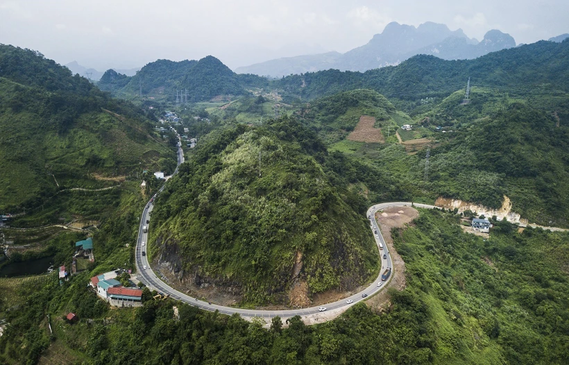 Một khúc cua trên đỉnh dốc Cun thuộc địa bàn thành phố Hòa Bình. Ảnh: Trọng Đạt-TTXVN