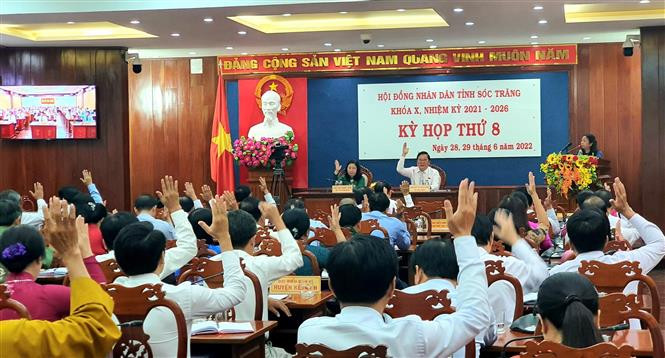 Các đại biểu biểu quyết thống qua 24 Nghị quyết. Ảnh: Trung Hiếu-TTXVN