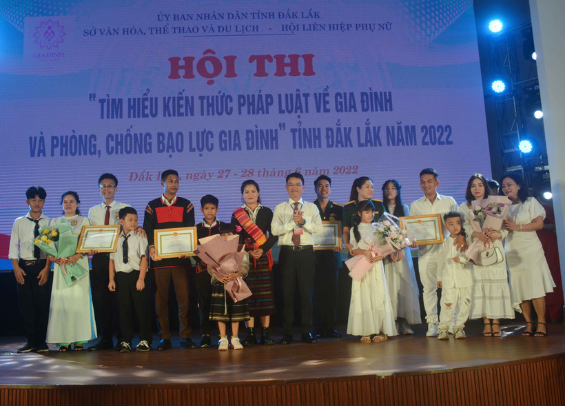 Trao các giải Trang phục đẹp nhất, Tự giới thiệu ấn tượng nhất, Ứng xử hay nhất, Năng khiếu hay nhất cho 4 gia đình đạt giải. Ảnh: Hoài Thu – TTXVN.