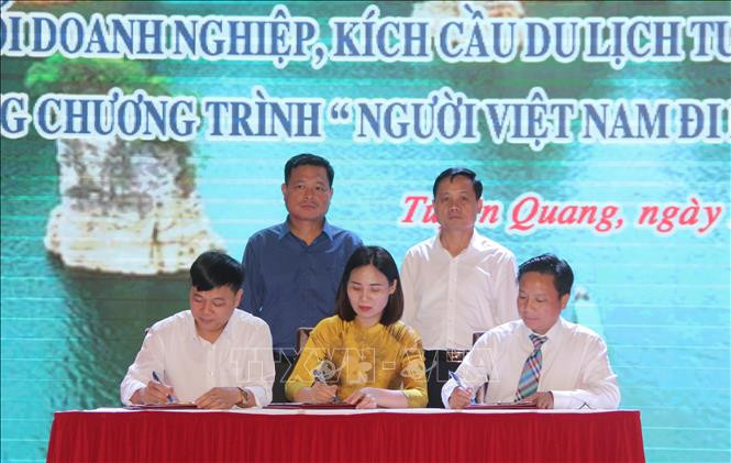 Ký kết tham gia chương trình kích cầu du lịch tỉnh Tuyên Quang năm 2020. Ảnh: Nam Sương - TTXVN