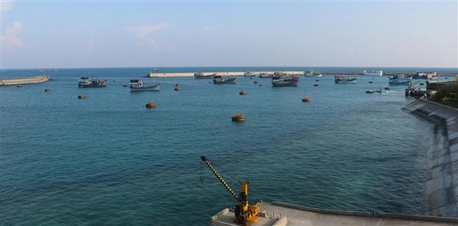 Âu tàu đảo Đá Tây A mỗi ngày có hàng chục lượt tàu thuyền của ngư dân vào neo đậu tránh trú gió và thực hiện các dịch vụ hậu cần nghề cá. Ảnh: Sỹ Tuyên - TTXVN 
