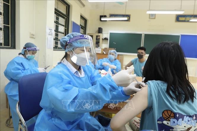Phòng tiêm chủng vaccine COVID-19 tại trường Tiểu học Thịnh Hào (quận Đống Đa). Ảnh: Minh Quyết - TTXVN