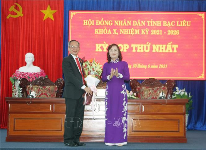 Bí thư Tỉnh ủy Bạc Liêu Lữ Văn Hùng (bên trái) được bầu giữ chức danh Chủ tịch HĐND tỉnh khóa X, nhiệm kỳ 2021 – 2026. Ảnh: Chanh Đa-TTXVN