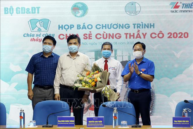 Đồng chí Nguyễn Anh Tuấn, Bí thư Thường trực Trung ương Đoàn, Chủ tịch Trung ương Hội LHTN Việt Nam tặng hoa các đơn vị đồng hành với chương trình. Ảnh: Văn Điệp - TTXVN