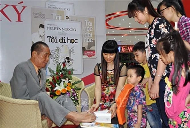 Vĩnh biệt thầy giáo dùng chân viết chữ Nguyễn Ngọc Ký