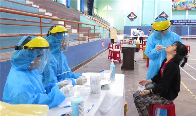 Lấy mẫu xét nghiệm cho sinh viên. Ảnh: Tường Vi - TTXVN