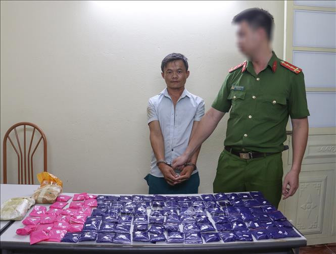 Đối tượng Tráng Láo Dua và tang vật tại cơ quan Công an. Ảnh: TTXVN phát