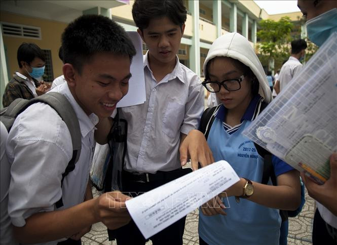 Các thí sinh thảo luận sau khi hoàn thành bài thi môn Ngoại ngữ. Ảnh: Hồng Đạt - TTXVN