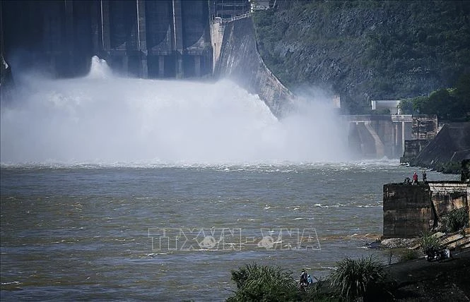 Nhà máy Thủy điện Hòa Bình tiếp tục mở cửa xả đáy số 2
