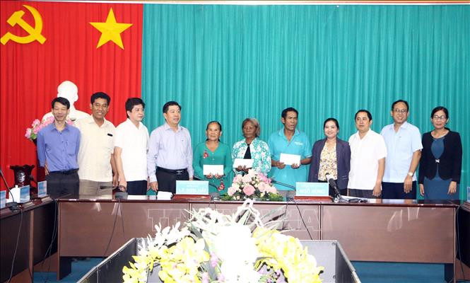 Lãnh đạo Ủy ban Dân tộc tặng 2 phần quà cho đại diện 2 tập thể và 50 hộ dân khó khăn. Ảnh: Trung Hiếu-TTXVN