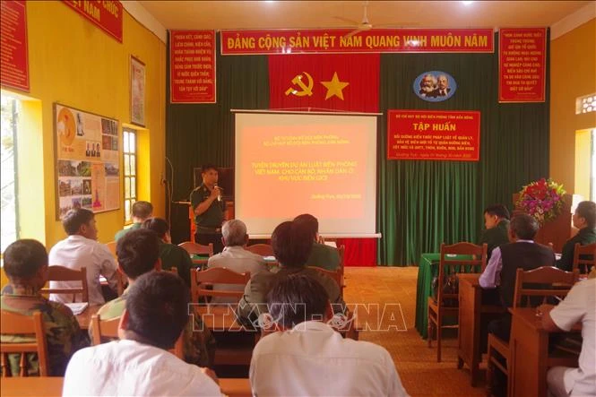 Lãnh đạo Bộ đội biên phòng giới thiệu về dự án luật biên giới. Ảnh: Ngọc Minh - TTXVN