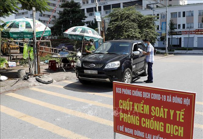Chốt kiểm soát dịch COVID-19 tại tuyến đường liên xã trên địa bàn xã Đông Hội. Ảnh: Trần Việt - TTXVN