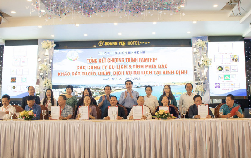 Cụm Hiệp hội Du lịch 8 tỉnh vùng Duyên Hải Bắc Bộ và Bắc Trung Bộ và Hiệp hội Du lịch Bình Định đã ký kết thỏa thuận hợp tác về việc hỗ trợ đưa Bình Định trở thành điểm đến hàng đầu Việt Nam và trong khu vực. Ảnh: binhdinh.gov.vn
