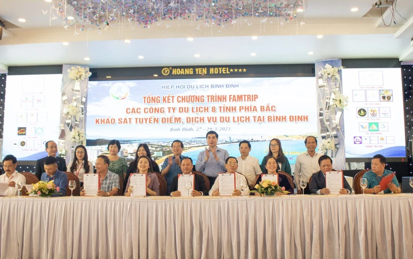 Cụm Hiệp hội Du lịch 8 tỉnh vùng Duyên Hải Bắc Bộ và Bắc Trung Bộ và Hiệp hội Du lịch Bình Định đã ký kết thỏa thuận hợp tác về việc hỗ trợ đưa Bình Định trở thành điểm đến hàng đầu Việt Nam và trong khu vực. Ảnh: binhdinh.gov.vn