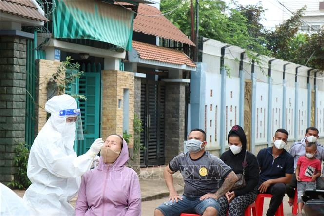 Số ca mắc COVID-19 trong nước tiếp tục tăng, gần 2.000 ca khỏi bệnh trong ngày