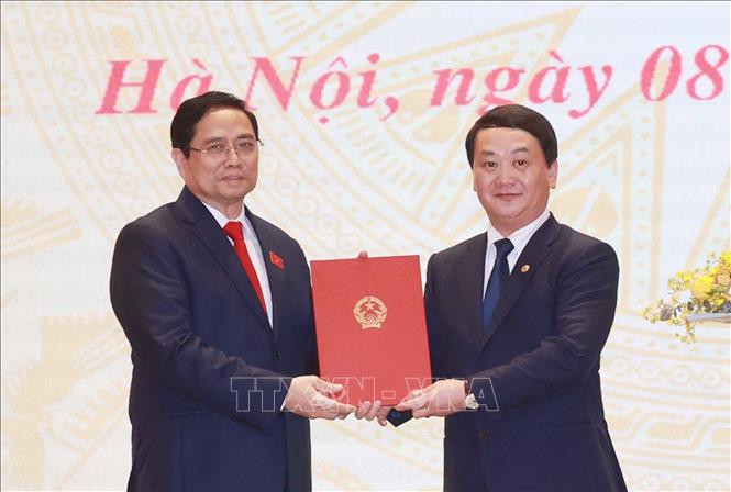 Đồng chí Phạm Minh Chính, Uỷ viên Bộ Chính trị, Thủ tướng Chính phủ trao quyết định của Chủ tịch nước bổ nhiệm đồng chí Hầu A Lềnh giữ chức Bộ trưởng - Chủ nhiệm Ủy ban Dân tộc. Ảnh: Thống Nhất – TTXVN