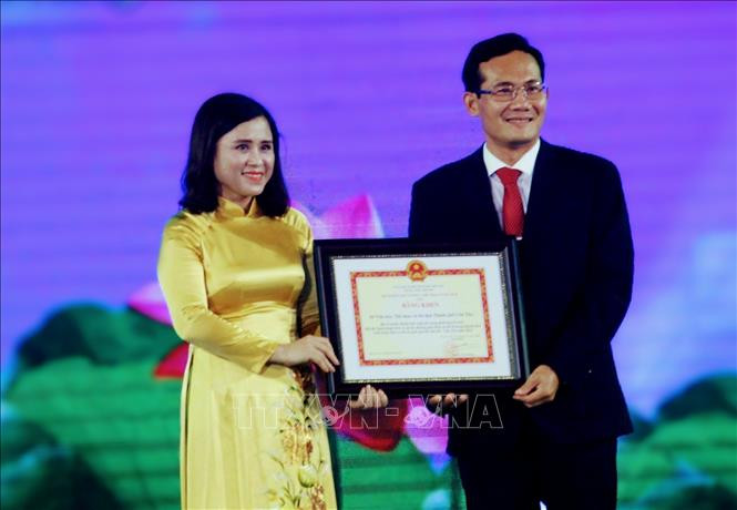 Tặng Bằng khen của Bộ Văn hóa, Thể thao và Du lịch cho Sở Văn hóa, Thể thao và Du lịch thành phố Cần. Ảnh: Ánh Tuyết - TTXVN