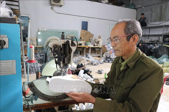 Làng da giày Phú Yên rộn ràng gọi Xuân sớm
