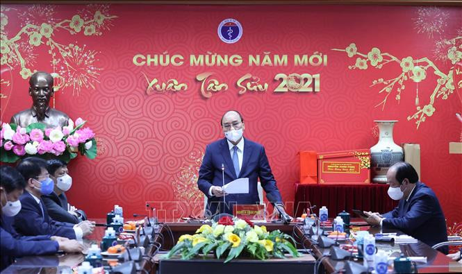 Thủ tướng Nguyễn Xuân Phúc thăm hỏi, động viên ngành y tế nỗ lực trong phòng, chống dịch COVID-19 trong Tết Nguyên đán Tân Sửu