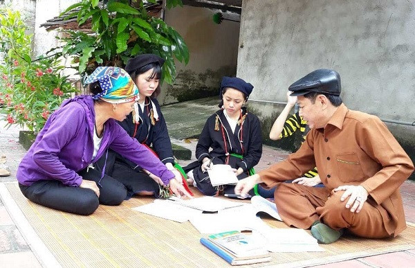 Ông Lê Đại Năm hướng dẫn các thành viên trong câu lạc bộ tập hát Soọng cô. Ảnh: TTXVN phát