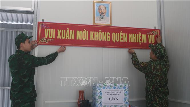 Những người đón Tết ở biên cương