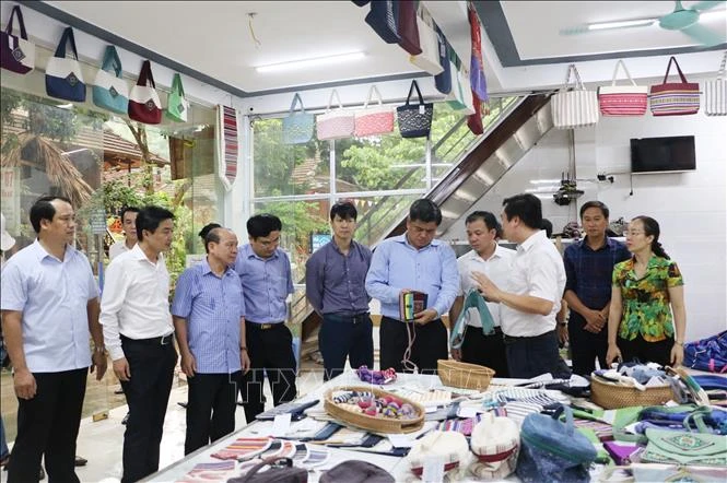 Thứ trưởng Bộ Nông nghiệp và Phát triển nông thôn Trần Thanh Nam cùng lãnh đạo tỉnh Hòa Bình và huyện Mai Châu thăm điểm giới thiệu và bán sản phẩm OCOP tại bản Lác, xã Chiềng Châu, huyện Mai Châu. Ảnh: Vũ Hà - TTXVN