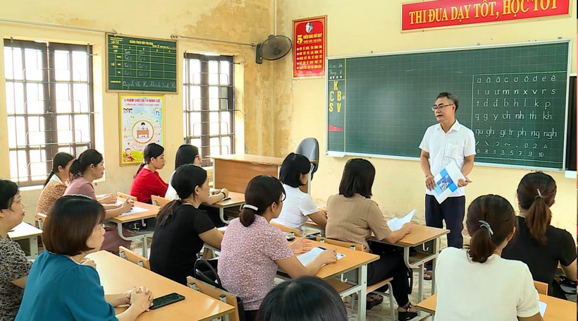 Cán bộ bảo hiểm xã hội tuyên truyền chính sách, pháp luật về bảo hiểm y tế cho cán bộ, giáo viên tại các trường học ở huyện Gia Viễn, tỉnh Ninh Bình. Ảnh: Thùy Dung - TTXVN