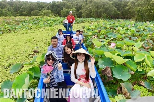 Du khách di chuyển bằng xuồng máy để thưởng ngoạn vẻ độc đáo của rừng tràm Trà Sư mùa nước nổi. Ảnh: Thanh Sang